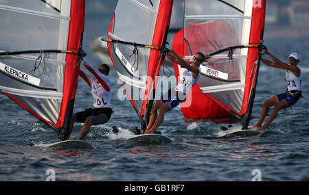 Le marin RS:X de Grande-Bretagne Bryony Shaw se dévisse de Zofia Klepacka de Pologne (à gauche) et de France Faustine Merret au centre de voile des Jeux Olympiques de Beijing 2008 à Qingdao, en Chine. Banque D'Images