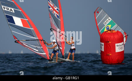 Le marin RS:X de Grande-Bretagne Nick Dempsey chasse Julien Bontemps en France autour d'une marque d'aile au centre de voile des Jeux Olympiques de Beijing 2008 à Qingdao, en Chine. Banque D'Images