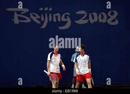 Jamie Murray (à gauche) et Andy Murray (à droite), en Grande-Bretagne, lors de leur double match au Olympic Green tennis Centre de Beijing, lors des Jeux Olympiques de Beijing en 2008 à Beijing, en Chine. Banque D'Images