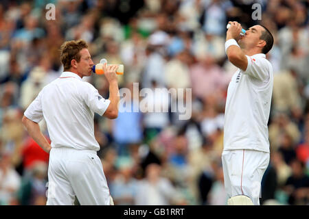 Cricket - quatrième test de npower - deuxième jour - Angleterre / Afrique du Sud - The Brit Oval.Paul Collingwood (l) et Kevin Pietersen, en Angleterre, prennent des boissons sur le terrain Banque D'Images