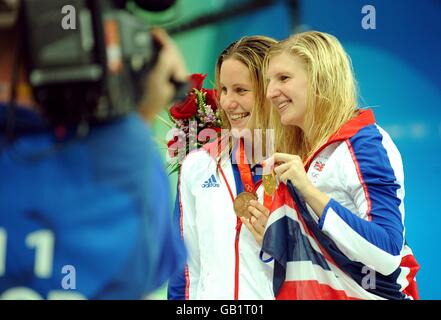 Rebecca Adlington (à droite), de Grande-Bretagne, pose pour des photos avec elle Médaille d'or avec Joanne Jackson (à gauche) et son bronze Médaille de la finale libre du 400m féminin au National de Beijing Centre aquatique Banque D'Images