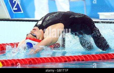 Liam Tancock, en Grande-Bretagne, commence la demi-finale de course de dos de 100 m pour hommes le troisième jour au National Aquatics Center lors des Jeux Olympiques de 2008 à Beijing. Banque D'Images