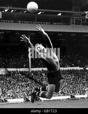 Football - finale de la coupe FA - Manchester City / Leicester City - Wembley Stadium.Harry Dowd, gardien de but de Manchester City, saute pour économiser pendant que le ballon vole au-dessus du bar Banque D'Images