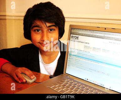 Shayan Ahmed, 10 ans, de Walsall, West Midlands, qui célèbre aujourd'hui après avoir obtenu un grade C dans sa catégorie Computing AS Level. Il a passé une année à étudier pour l'examen au Ryde Teaching Services à Bushey, Hertfordshire. Banque D'Images