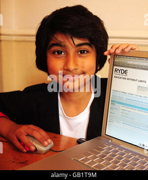 Shayan Ahmed, 10 ans, de Walsall, West Midlands, qui célèbre aujourd'hui après avoir obtenu un grade C dans sa catégorie Computing AS Level. Il a passé une année à étudier pour l'examen au Ryde Teaching Services à Bushey, Hertfordshire. Banque D'Images