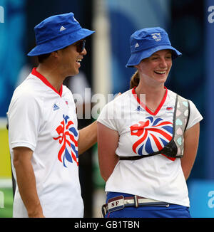 Naomi Folkard, de Grande-Bretagne, se tient avec son entraîneur tout en participant au quart de finale de l'événement individuel féminin aux Jeux Olympiques de Beijing 2008 en Chine. Banque D'Images