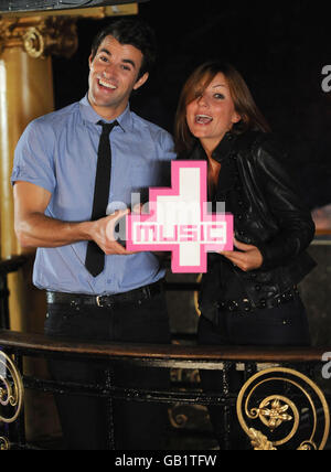 Les présentateurs Steve Jones et Davina McCall lancent la nouvelle chaîne musicale Channel 4, 4Music, dans le centre de Londres. Banque D'Images