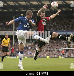 Phil Jagielka d'Everton et Ryan Nelsen de Blackburn Rovers se disputent la balle Banque D'Images