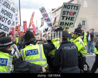 Des manifestants antifascistes s'opposent à la police anti-émeute à l'extérieur du festival annuel rouge, blanc et bleu du BNP à Denby, dans le Derbyshire. Banque D'Images