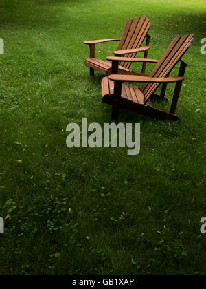 Deux chaises Adirondack grace une pelouse verte un jour de printemps dans les Berkshires du Massachusetts aux États-Unis. Banque D'Images