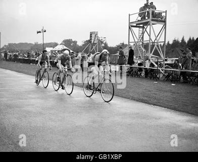 Trois cyclistes se battent pour prendre place pendant la course.(l-r) Gerrit Voorting (Hollande), Nils Johansson (Suède) et Henk Faanhof (Hollande). Banque D'Images