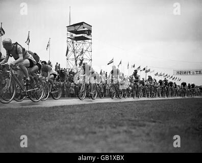 Jeux Olympiques de Londres 1948 - Cyclisme - course sur route - Windsor Great Park.Les cyclistes s'éloignent au début de la course. Banque D'Images