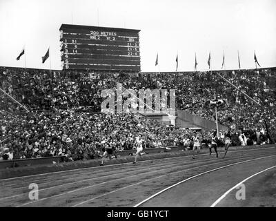 Chauffer 3 du deuxième tour du 200m masculin. John Fairgrieve, en Grande-Bretagne, peut être vu deuxième à gauche (85), il a terminé quatrième et ne s'est pas qualifié pour les demi-finales. Banque D'Images