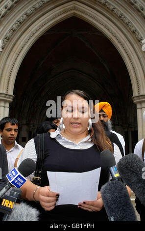 Sarika Watkins-Singh, 14 ans, lit une déclaration devant la haute Cour de Londres après avoir gagné son procès pour être autorisée à porter son Kara, un bracelet religieux à l'école. Banque D'Images