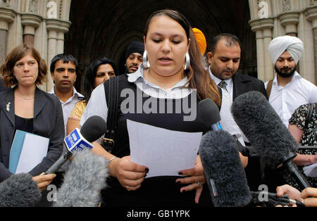 Sarika Watkins-Singh, 14 ans, devant la haute Cour de Londres après avoir gagné son procès pour être autorisée à porter son Kara, un bracelet religieux à l'école. Banque D'Images