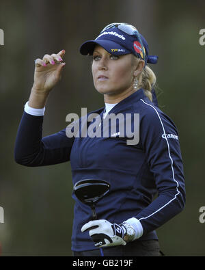 Natalie Gulbis des États-Unis regarde son tee-shirt tiré sur le 6ème tour de la Ricoh Womens British Open au Sunningdale Golf Club, Berkshire. Banque D'Images