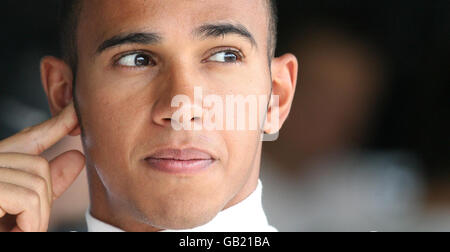 Lewis Hamilton en Grande-Bretagne dans le garage pendant la séance d'entraînement à Hungaroring, Budapest, Hongrie. Banque D'Images