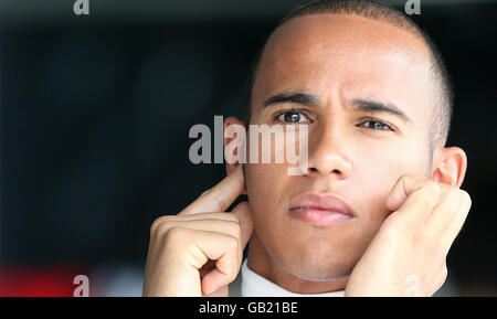 Lewis Hamilton en Grande-Bretagne dans le garage pendant la séance d'entraînement à Hungaroring, Budapest, Hongrie. Banque D'Images