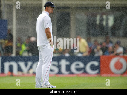 Cricket - npower troisième test - troisième jour - Angleterre / Afrique du Sud - Edgbaston.Kevin Pietersen, en Angleterre, s'encadre lors d'une courte douche à la pluie lors du troisième match de test à Edgbaston, Birmingham. Banque D'Images