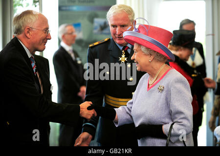 La reine Elizabeth II de Grande-Bretagne rencontre des invités à la RAF Fairford, lors de la présentation de nouvelles couleurs à la RAF. Banque D'Images