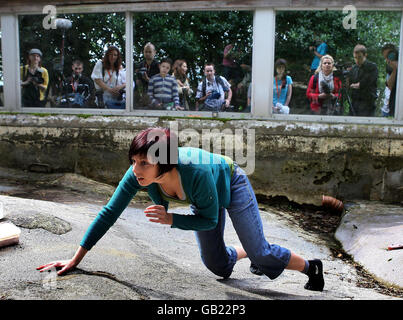 Des artistes du groupe Janis Claxton Dance participent à « Enclosure 44 - humains » au zoo d'Édimbourg. L'événement Performance, qui fait partie du Dancing base Fringe Festival, vise à mettre en lumière les liens entre les humains et les animaux, et se déroule du 5 au 16 août. Banque D'Images