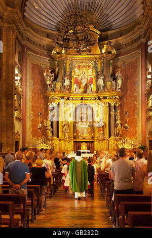 Prêtre catholique et congrégation pendant une messe catholique ; l'intérieur de Església de Nostra Senyora dels Àngels, Pollensa, Mallorca Europe Banque D'Images