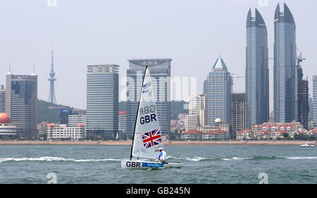 Ben Ainslie, en Grande-Bretagne, s'exerce au Quingdao Olympic Sailing Centre à Quingdao, en Chine. Banque D'Images