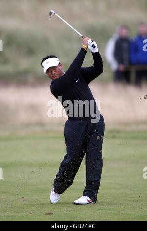 KJ Choi de Corée en action pendant la deuxième manche du Championnat d'Open au Royal Birkdale Golf Club, Southport. Banque D'Images