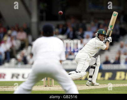 Neil McKenzie, de l'Afrique du Sud, est sorti, mais il a été pris par Alastair Cook, d'Angleterre, lors du bowling d'Andrew Flintooff, lors du quatrième test à l'Oval de Londres. Banque D'Images