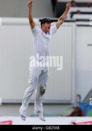 Kevin Pietersen, capitaine de la Nouvelle-Angleterre, saute dans les airs en célébrant Stuart Broad à l'occasion du quatrième Test de l'Oval de Londres, le batteur sud-africain Morne Morkel. Banque D'Images