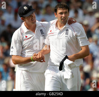 Le capitaine de la Nouvelle-Angleterre Kevin Pietersen et Steve Harmison (à droite) pendant le quatrième Test à l'Oval à Londres. Banque D'Images