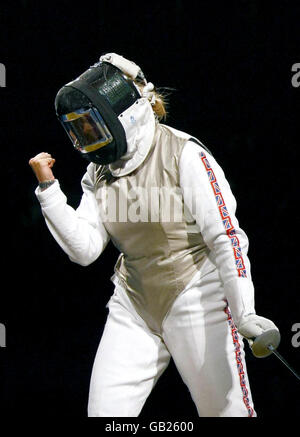 Martina Emanuel, en Grande-Bretagne, célèbre la victoire d'un point lors de son match avec Erinn Smart des États-Unis lors de la Women's Individual Foil aux Jeux Olympiques de Beijing en 2008. Banque D'Images