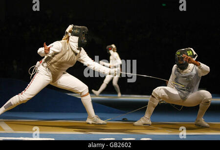 Martina Emanuel, de Grande-Bretagne (à gauche) en action pendant son match avec Erinn Smart des États-Unis lors de la Women's Individual Foil aux Jeux Olympiques de Beijing en 2008. Banque D'Images