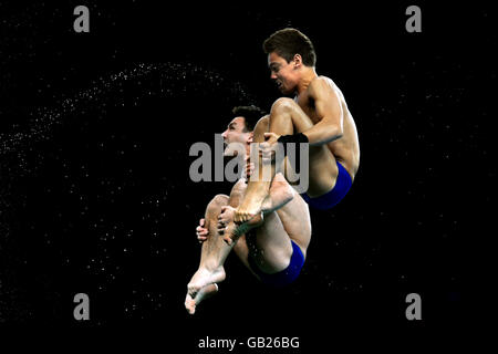 Tom Daley et son partenaire Blake Aldridge participent aux finales de la plate-forme de 10 m synchronisées des hommes au Centre National Aquatics lors des Jeux Olympiques de Beijing en 2008 à Beijing, en Chine. Banque D'Images