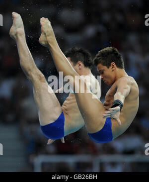 Tom Daley (à droite) et son partenaire Blake Aldridge participent aux finales de la plate-forme de 10 m synchronisées des hommes au Centre aquatique national lors des Jeux Olympiques de Beijing en 2008 à Beijing, en Chine. Banque D'Images