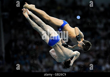 Tom Daley et son partenaire Blake Aldridge participent aux finales de la plate-forme de 10 m synchronisées des hommes au Centre National Aquatics lors des Jeux Olympiques de Beijing en 2008 à Beijing, en Chine. Banque D'Images