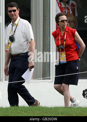 La princesse royale avec son mari Tim Laurence pendant la section de fond du concours de trois jours qui a eu lieu au centre équestre de Shatin, à Hong Kong, pendant les Jeux Olympiques de Beijing en 2008. Banque D'Images