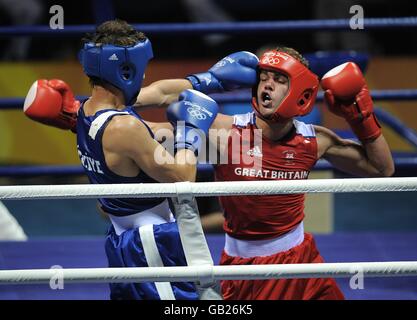 Billy Joe Saunders (à droite), de Grande-Bretagne, en action contre la Turquie ADEM Kilicci Banque D'Images