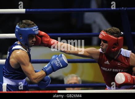 Billy Joe Saunders (à droite), de Grande-Bretagne, en action contre la Turquie ADEM Kilicci Banque D'Images