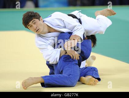 Salamat Utarbayev (blanc) du Kazakhstan en action contre le Renwang Liu de la Chine Banque D'Images