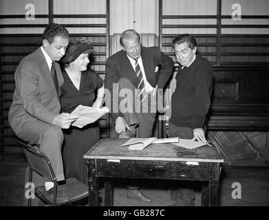 Le comédien Tony hancock arrive sur les écrans d'accueil le vendredi 6 juillet, dans la première d'une série télévisée de la BBC bimensuelle 'Hancock's Half Hour' étudiant le script pour le premier programme sont, de gauche: Sidney James, Irene Handl, le producteur Duncan Wood et le lad 'Imself Tony Hancock. Banque D'Images