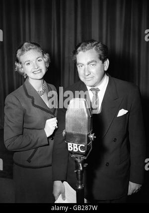 Moira Lister et Tony Hancock travaillent avec des sourires et répètent ensemble pour la nouvelle émission de radio « Hancock's Half Hour ». Banque D'Images