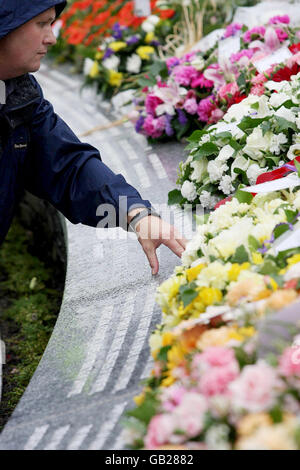 Les boureurs se réunissent pour rendre hommage dans les rues d'Omagh à l'occasion du 10e anniversaire du massacre le plus sanglant du conflit en Irlande du Nord. Des membres de la famille des victimes espagnoles et irlandaises, au nord et au sud de la frontière, se sont joints à des sympathisants en souvenir de 29 personnes et de deux jumeaux à naître tués lors de l'explosion réelle de l'IRA en août 1998. Banque D'Images