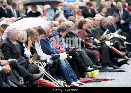 Les boureurs se réunissent pour rendre hommage dans les rues d'Omagh à l'occasion du 10e anniversaire du massacre le plus sanglant du conflit en Irlande du Nord. Des membres de la famille des victimes espagnoles et irlandaises, au nord et au sud de la frontière, se sont joints à des sympathisants en souvenir de 29 personnes et de deux jumeaux à naître tués lors de l'explosion réelle de l'IRA en août 1998. Banque D'Images