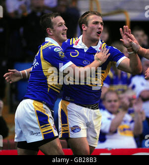 Lee Smith (à droite) de Leeds Rhinos célèbre son essai avec Danny McGuire lors du match de la Super League engage au stade Headingley Carnegie, à Leeds. Banque D'Images