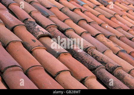 Toit en tuiles d'argile de texture. Motif de fond rouge Banque D'Images