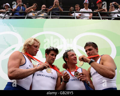 Les rameurs de la Grande-Bretagne (de gauche à droite) Andrew Triggs Hodge, Tom James, Steve Williams et Pete Reed montrent leurs médailles après avoir remporté l'or dans la finale masculine de quatre au parc olympique d'aviron-canoë de Shunyi lors des Jeux Olympiques de Beijing en Chine en 2008. Banque D'Images