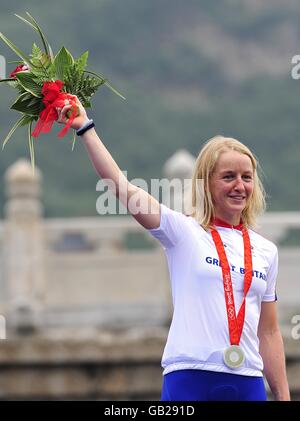 Emma Pooley, de Grande-Bretagne, après avoir passé l'argent dans le procès individuel des femmes sur le parcours de cyclisme le jour 5 lors des Jeux Olympiques de 2008 à Beijing. Banque D'Images