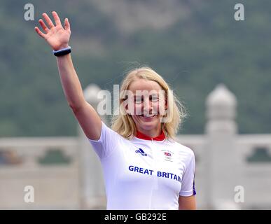 Emma Pooley, de Grande-Bretagne, a remporté sa médaille d'argent pour le procès individuel des femmes sur la route du cyclisme le jour 5 lors des Jeux Olympiques de 2008 à Beijing. Banque D'Images