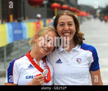 Nicole Cooke (r) de Grande-Bretagne et Emma Pooley avec sa médaille d'argent pour le procès de temps individuel des femmes sur la route du cyclisme le jour 5 pendant les Jeux Olympiques de 2008 à Beijing. Banque D'Images